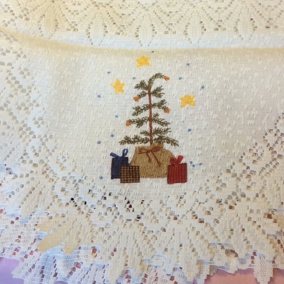 FINAL SALE PRICE Thick Lace Holiday Mantle Scarf - Picture 3 of 4